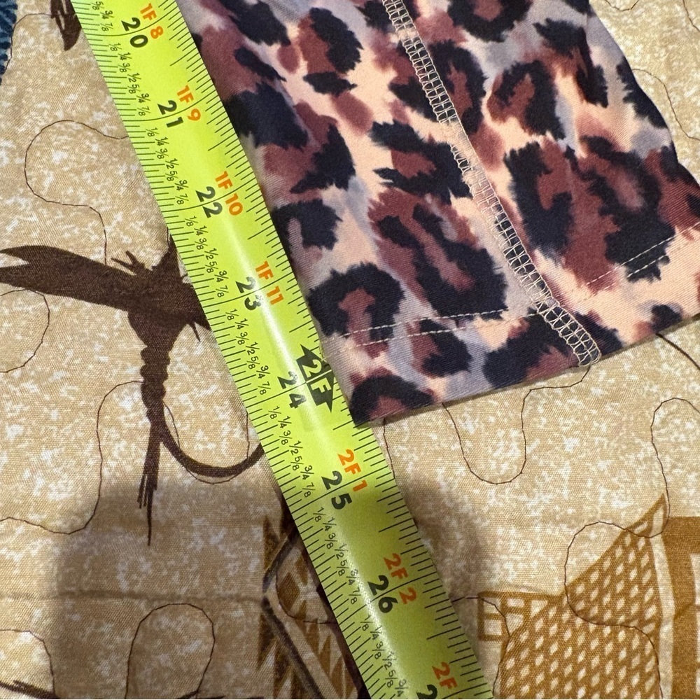 Bally Total Fitness Women's Leopard Print
Yoga Pants with Pockets Size Small - Picture 11 of 11